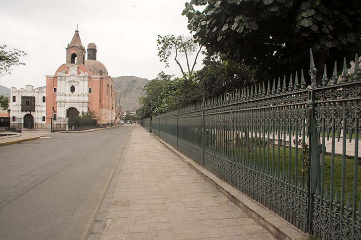 UN BREVE PASEO POR LA ALAMEDA DE LOS DESCALZOS