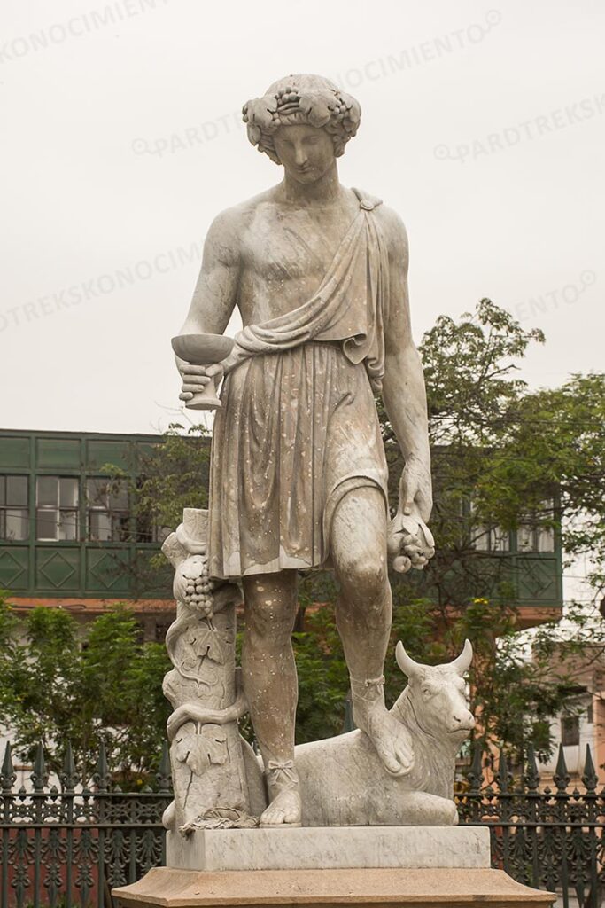 ESCULTURA DE “TAURO” - ALAMEDA DE LOS DESCALZOS