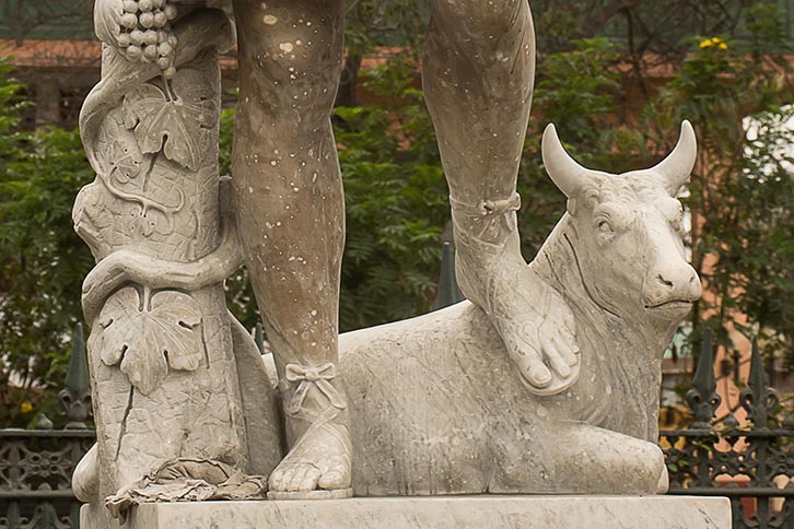 ESCULTURA DE “TAURO” - ALAMEDA DE LOS DESCALZOS